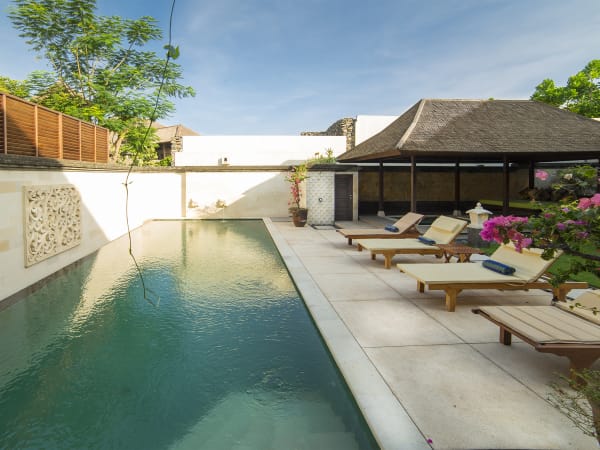 Villa Bayu Gita Residence - Sun loungers by the pool